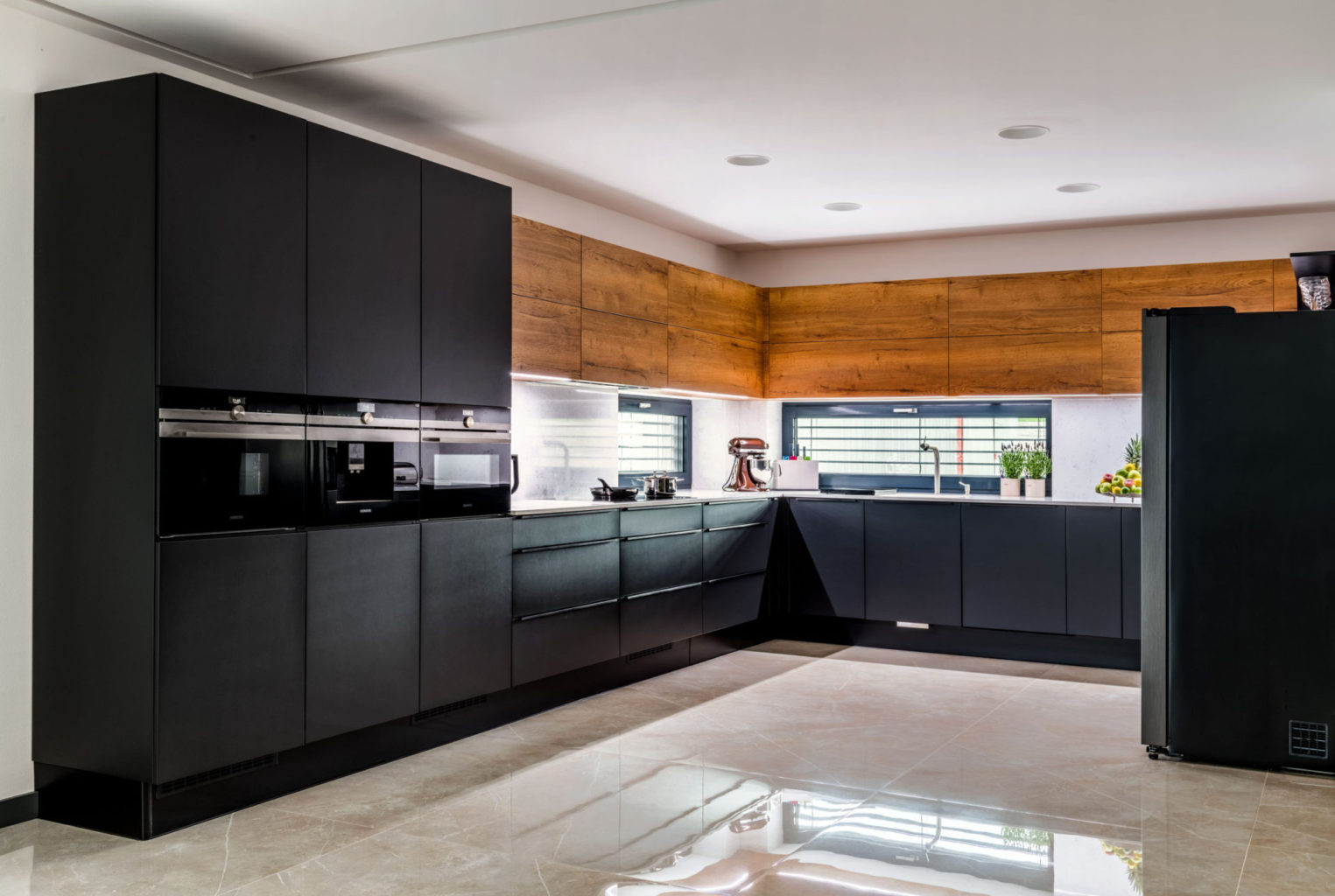 moderni cerna kuchyne, jednotna linie, jednoduchy design, cerna kombinace s laminem dekor dreva