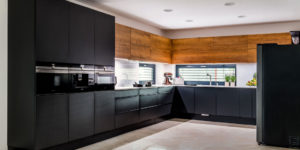moderni cerna kuchyne, jednotna linie, jednoduchy design, cerna kombinace s laminem dekor dreva